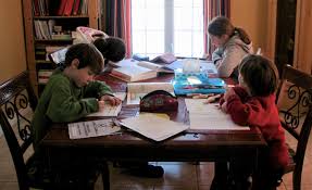 Famille attablée pour étudier